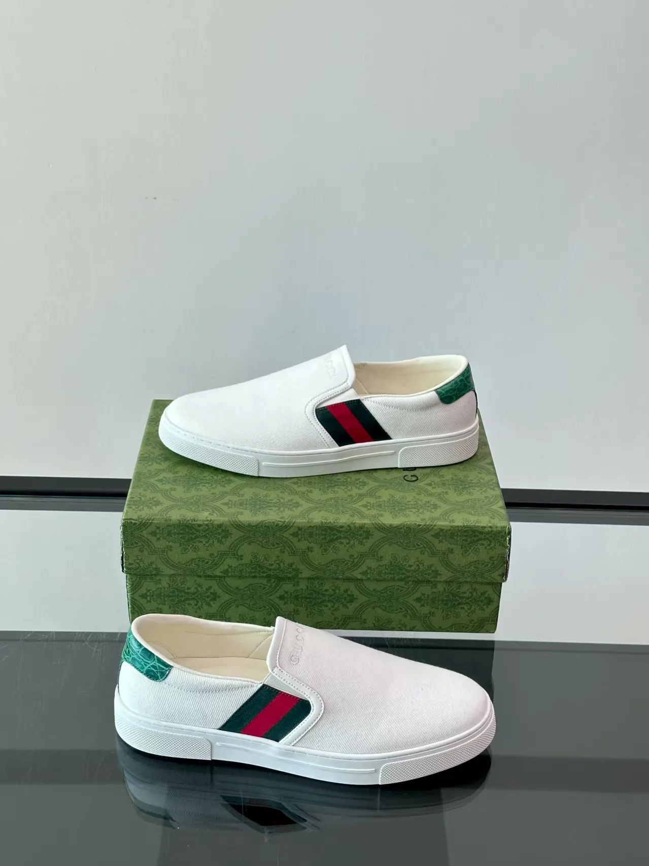 P380 new men's shoes GUCCI [Lightning] latest shoes are shipped. Original quality, fashionable, made of special materials, sheepskin lining, brand new packaging. The foot feels super comfortable and the workmanship is impeccable. Size: 38-45